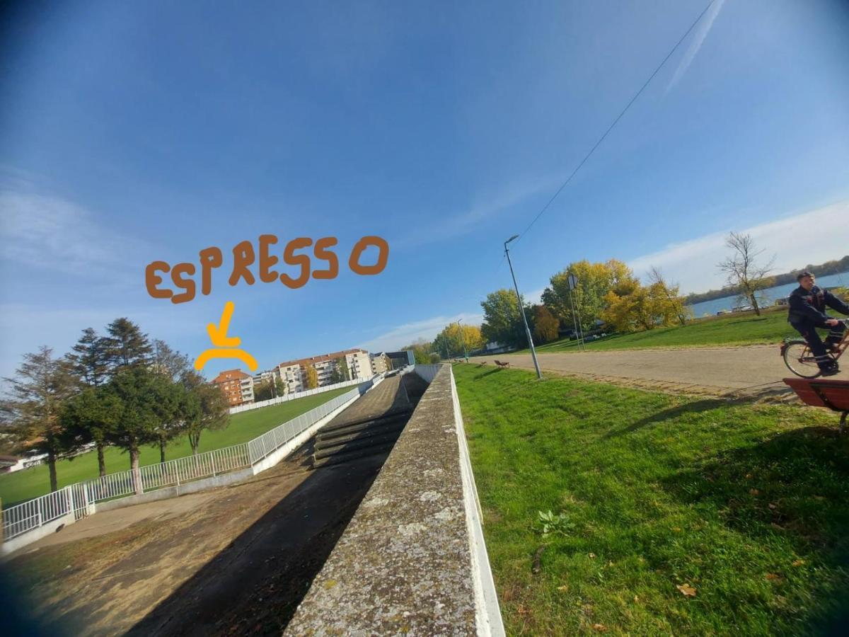 Apartman Espresso Sa Parkingom Sremska Mitrovica Extérieur photo